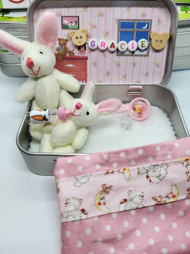 🎉Påske bedste gave 50% RABAT🎁🐇Kanin mor lille plys lomme dåse