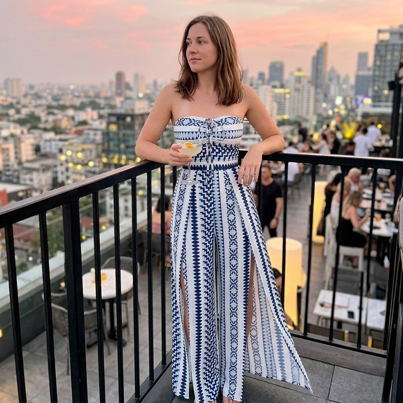👗 50 % RABAT NU! 🌺 Geometrisk jumpsuit med sideslids – elastisk ryg & unikt mønster ✨