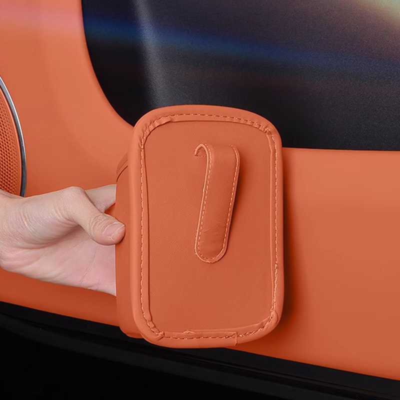 🥳 2026 BESTSELLER 🥳💞 OVER 50.000 SOLGT! 🚗🧺 50 % RABAT! Kopholder i PU-læder til bildør – bred åbning, nem adgang til drikkevarer og mobil. Sikker clip-on-fastgørelse. Slidstærk og stilren. 🛡️✨