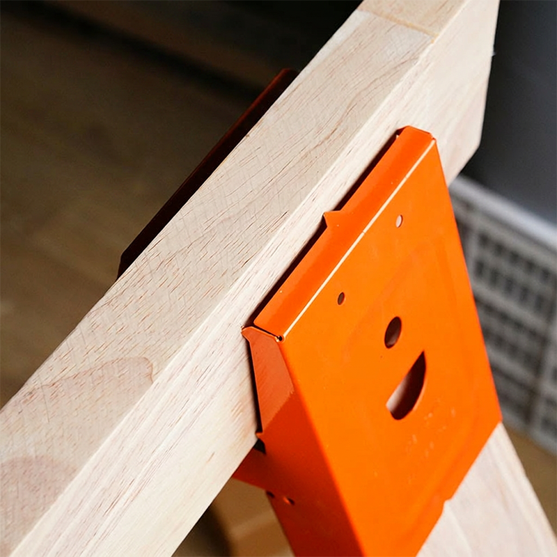 🔩 Kraftige savbukkebeslag med nedadgående klemme – galvaniseret stål, sammenklappelig konstruktion og sikker låsning til byggepladser, værksteder og gør-det-selv-projekter 🛠️
