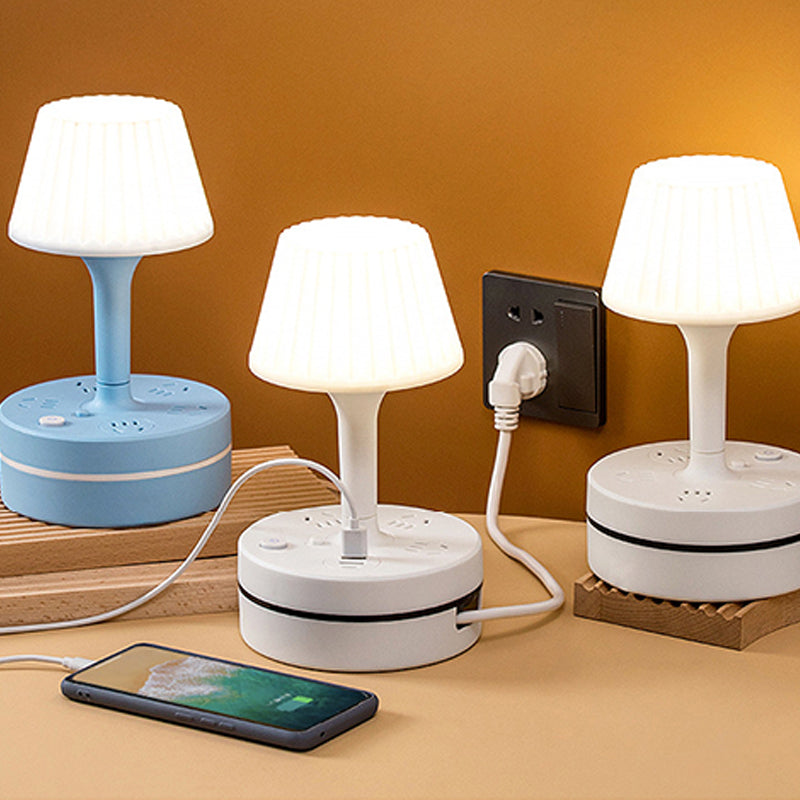 3-udtags stikdåse med 2 USB-A- og 2 USB-C-porte samt indbygget bordlampe