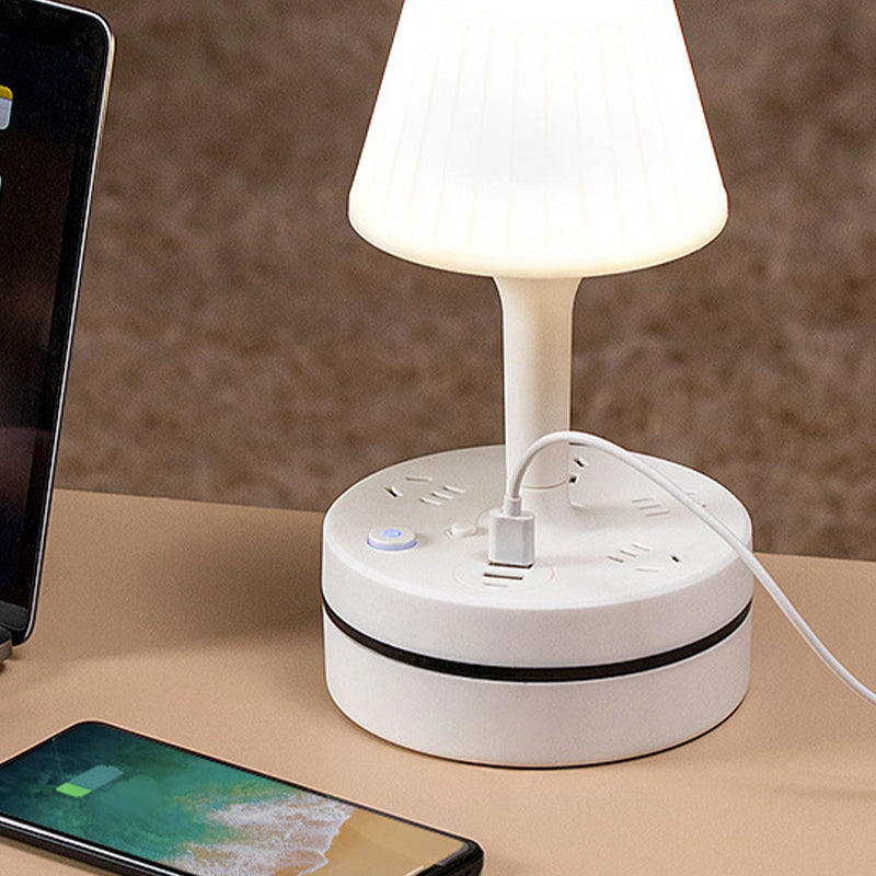 3-udtags stikdåse med 2 USB-A- og 2 USB-C-porte samt indbygget bordlampe