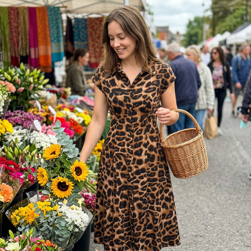 🌸 50% RABAT NU! 🌸 Elegant damekjole med leopardprint og revers