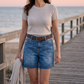 Bermuda-denimshorts til kvinder med mellemhøj talje og lommer