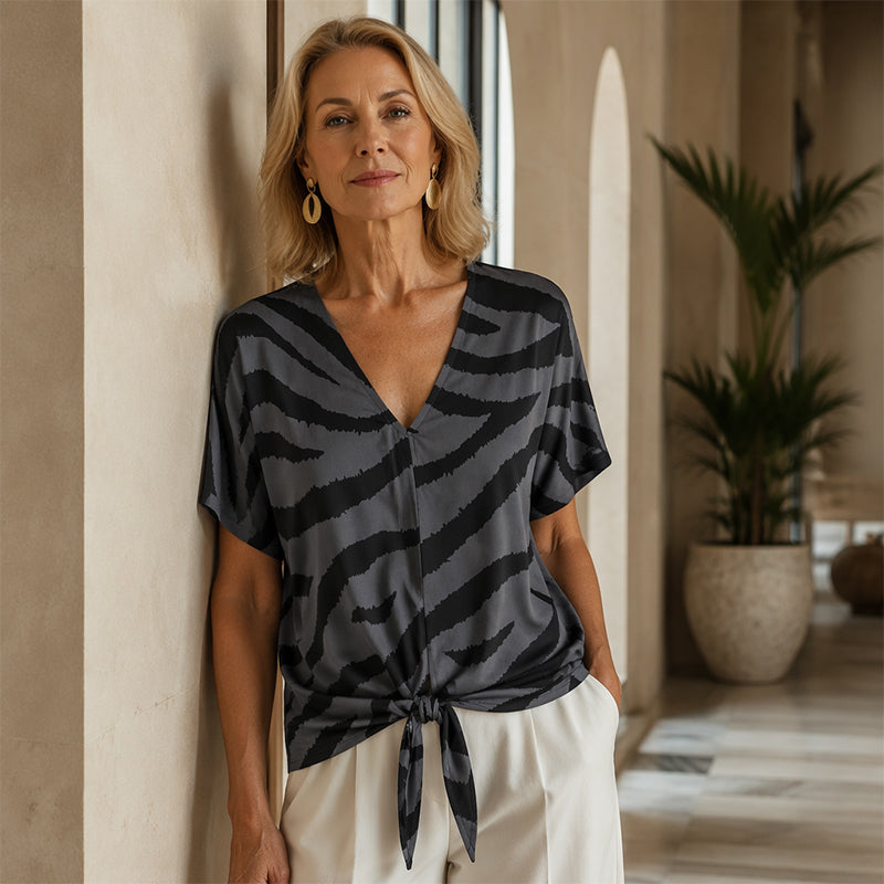 T-shirt til kvinder med V-hals, bindedetalje foran og zebraprint