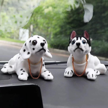 🎉 2026-udsalg — over 12.000 solgt! 🐶 Sød hundebobblehead – nikker med i hvert sving – 10 racer, blød plys, guldkæde – bringer smil på hver køretur 🚗
