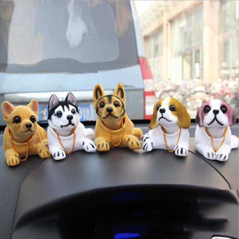 🎉 2026-udsalg — over 12.000 solgt! 🐶 Sød hundebobblehead – nikker med i hvert sving – 10 racer, blød plys, guldkæde – bringer smil på hver køretur 🚗