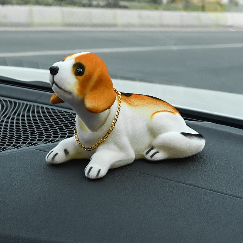 🎉 2026-udsalg — over 12.000 solgt! 🐶 Sød hundebobblehead – nikker med i hvert sving – 10 racer, blød plys, guldkæde – bringer smil på hver køretur 🚗