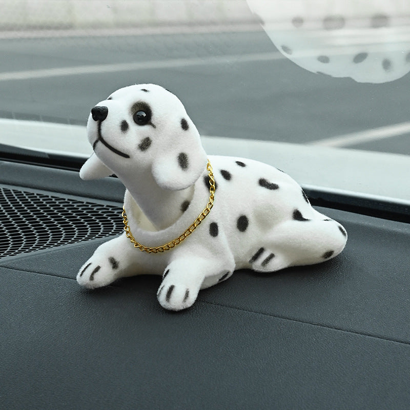 🎉 2026-udsalg — over 12.000 solgt! 🐶 Sød hundebobblehead – nikker med i hvert sving – 10 racer, blød plys, guldkæde – bringer smil på hver køretur 🚗