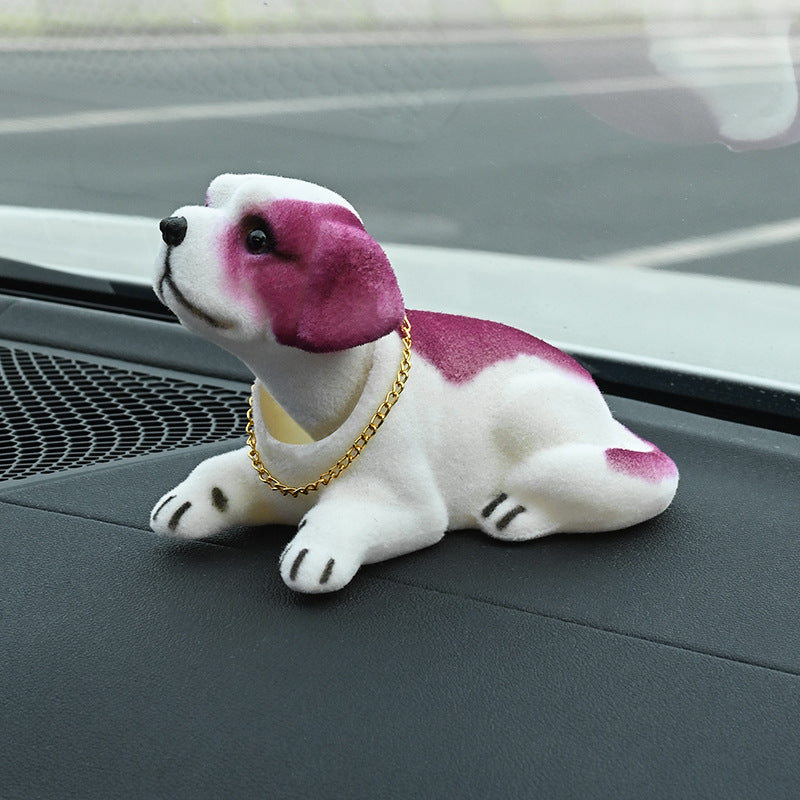 🎉 2026-udsalg — over 12.000 solgt! 🐶 Sød hundebobblehead – nikker med i hvert sving – 10 racer, blød plys, guldkæde – bringer smil på hver køretur 🚗