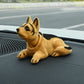 🎉 2026-udsalg — over 12.000 solgt! 🐶 Sød hundebobblehead – nikker med i hvert sving – 10 racer, blød plys, guldkæde – bringer smil på hver køretur 🚗