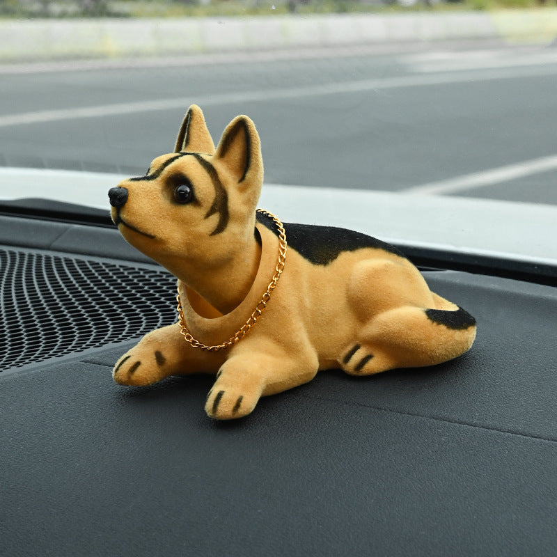 🎉 2026-udsalg — over 12.000 solgt! 🐶 Sød hundebobblehead – nikker med i hvert sving – 10 racer, blød plys, guldkæde – bringer smil på hver køretur 🚗