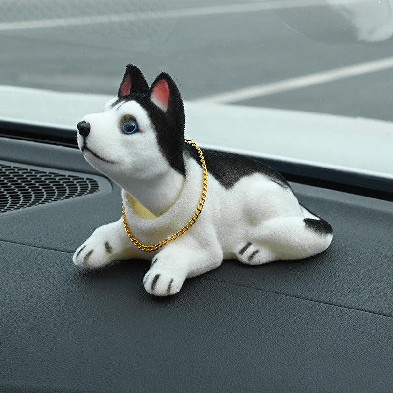 🎉 2026-udsalg — over 12.000 solgt! 🐶 Sød hundebobblehead – nikker med i hvert sving – 10 racer, blød plys, guldkæde – bringer smil på hver køretur 🚗